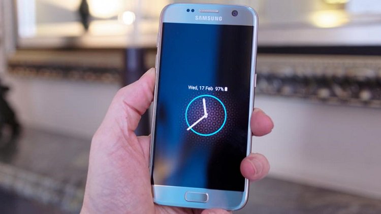 Mobilephonescom's tweet photo. Get a #GalaxyS7Edge with £10 off the handset price! 5GB data and unlimited texts for just £31 per month - https://t.co/TEvLvcFVBm https://t.co/TZSu2T6ots