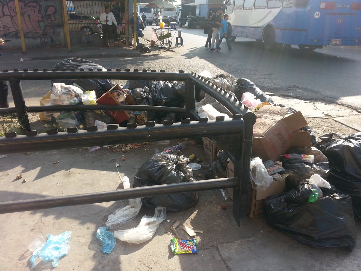 marleneolivare's tweet photo. @AlcaldeGerardoS Buen día Sr Alcalde le solicito su colaboración para  mande a recoger la basura ubicada en la esq de Calle Paez/Lovera, https://t.co/eAYtB0gfQD