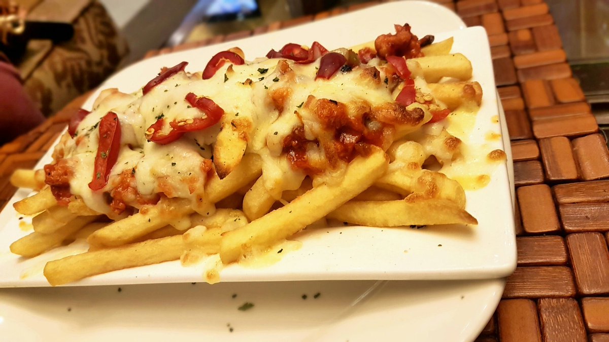 RazzaMunir's tweet photo. #TexMexFries  @ItsFoodPorn @FoodNetwork #Treelounge in #Lahore. Really good ones . #Foodie #RazzaMunir #MMFF https://t.co/2kj8H4tTSN