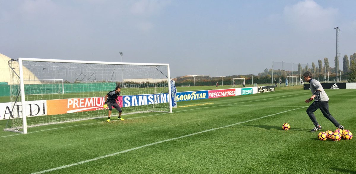juventusfc's tweet photo. Questa sera alle 20.15, su @jtv212 , il tema di #JGoalKeepers è il gioco aereo! https://t.co/vqdNSTxeil