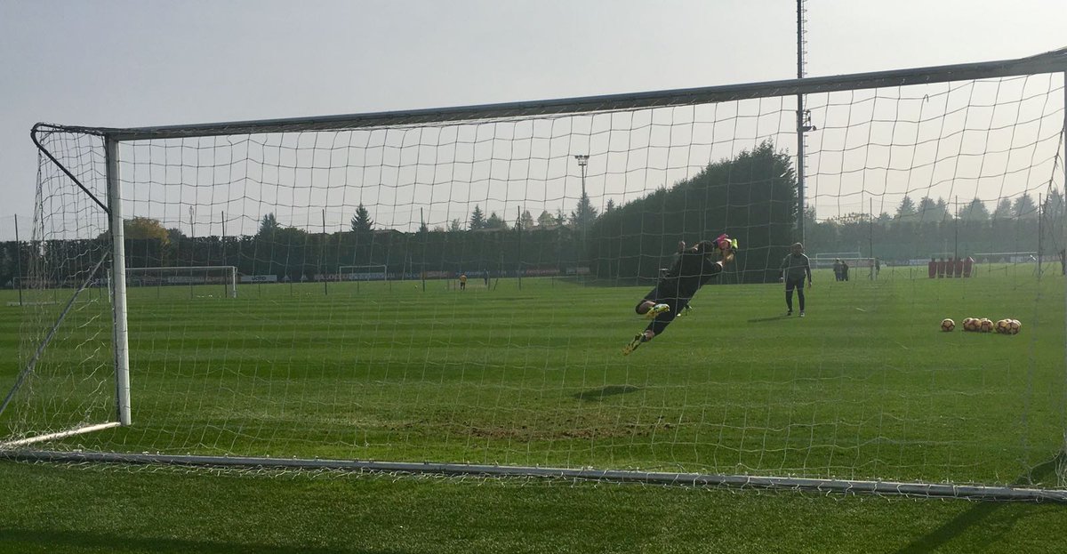 juventusfc's tweet photo. Questa sera alle 20.15, su @jtv212 , il tema di #JGoalKeepers è il gioco aereo! https://t.co/vqdNSTxeil