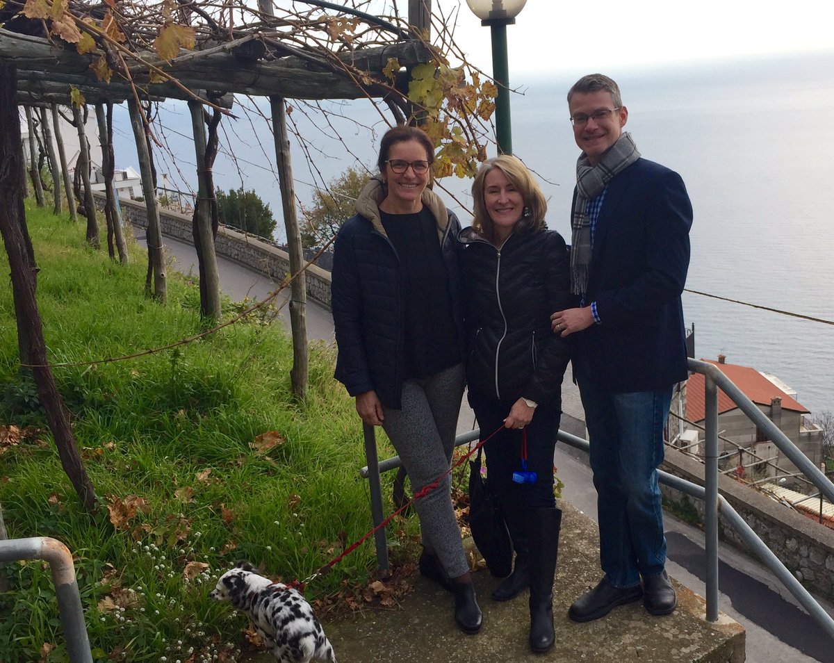 mecountryman's tweet photo. Tra viti e rocce a strapiombo sul mare di Furore, eccomi con mio marito e @CuomoMarisa: le sue Cantine sono una eccellenza del Sud🍇 https://t.co/MSADPl3EvH