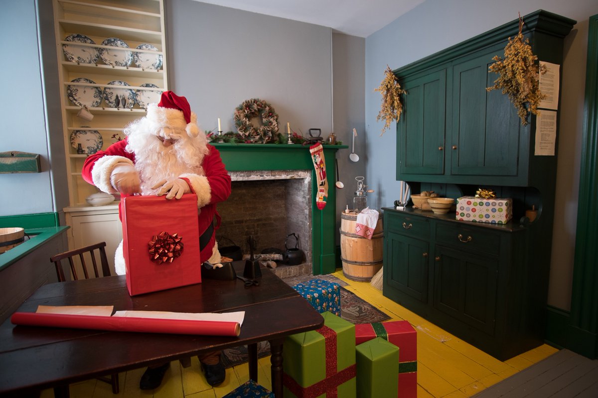 LabradorStraits's tweet photo. Santa was spotted at the Point Amour Lighthouse, wrapping gifts &amp; checking his list - he's very excited to be here!  Check out those boots! https://t.co/disjVZFksz