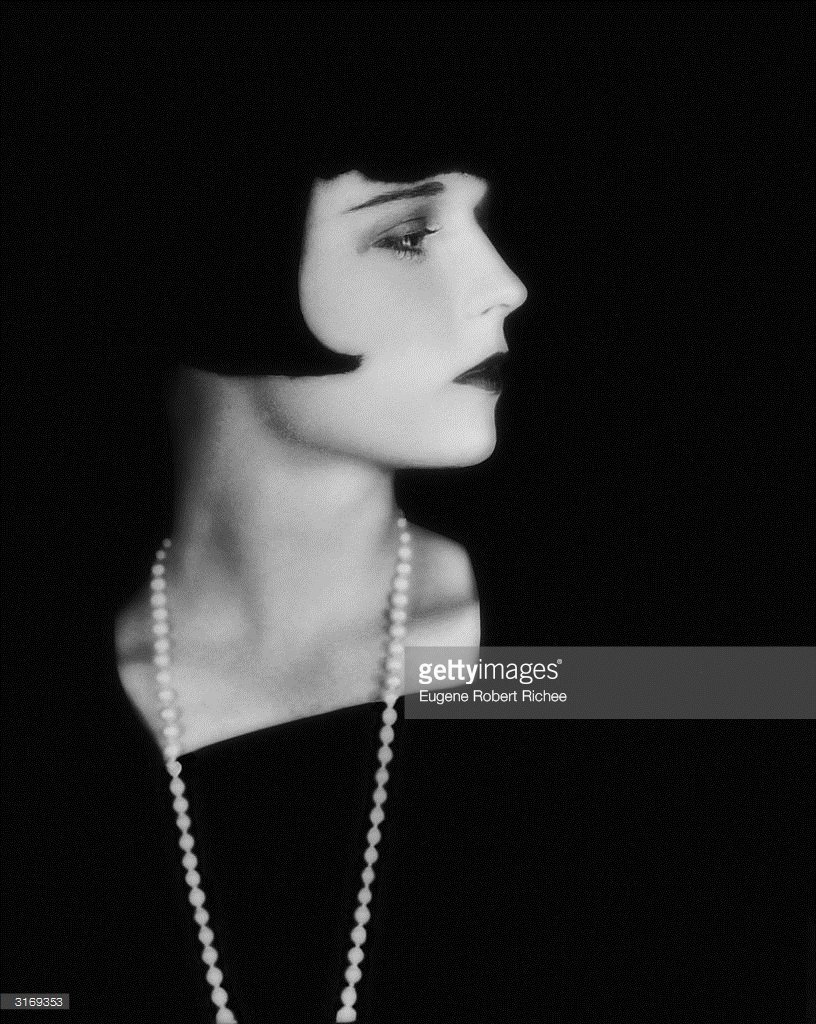 PonkClub's tweet photo. So the nose was guessed correctly by just one person after a heavy clue.

Silent movie star.. Louise brookes https://t.co/w6aVkGOo8t