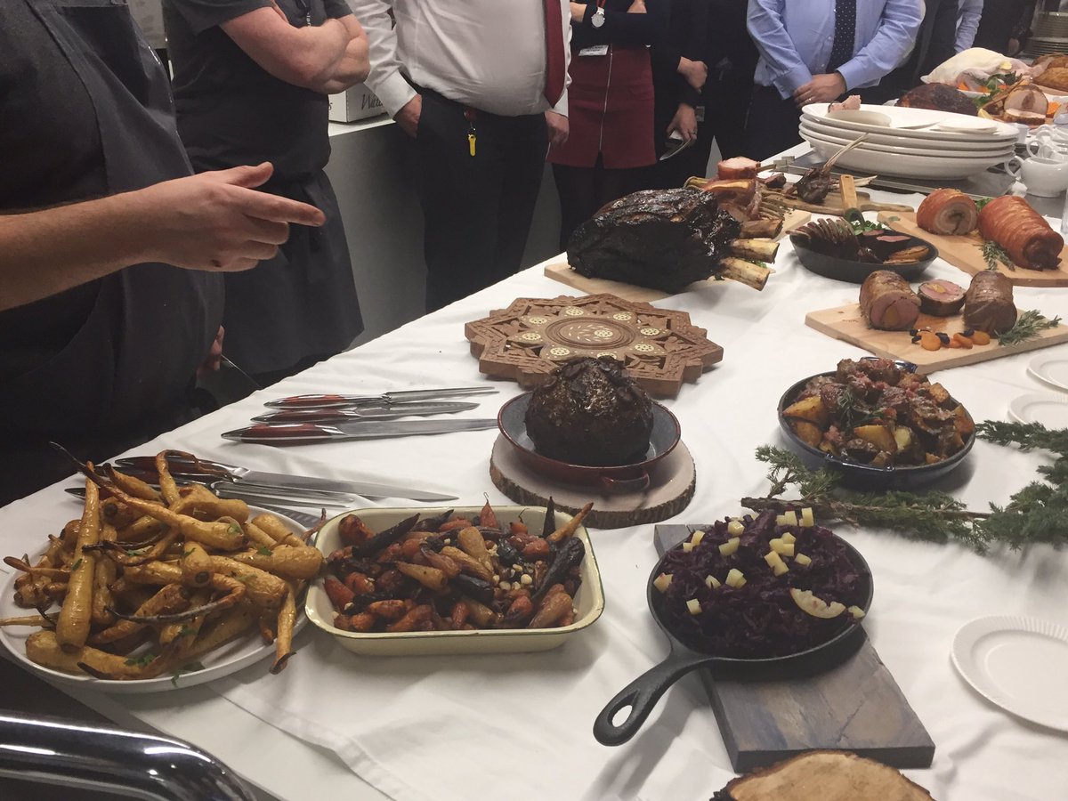 Your Christmas 2017 table? 🎄 <a href="/IcelandFoods/">Iceland Foods ❄️</a>