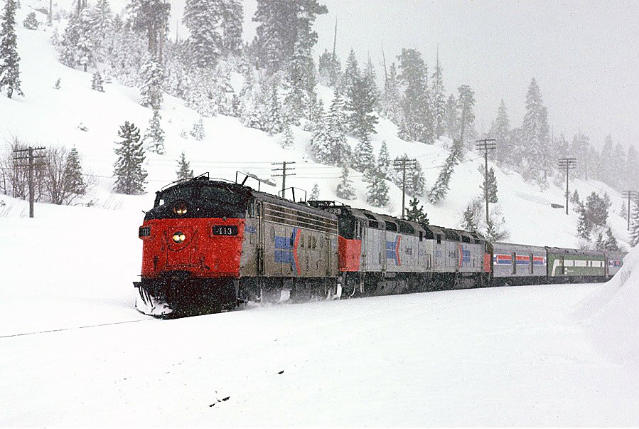 americanrails's tweet image. An @Amtrak FP7 and SDP40F's power the "San Francisco Zephyr" over a snowy Donner Pass at Yuba Gap, CA in 2/75. Drew Jacksich photo.