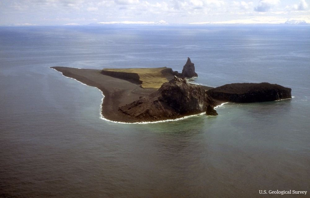 seattletimes's tweet photo. Aleutian Island volcano erupts for second day, prompting aviation alert: https://t.co/vrgCkPirPj https://t.co/Rv4zweeyp2
