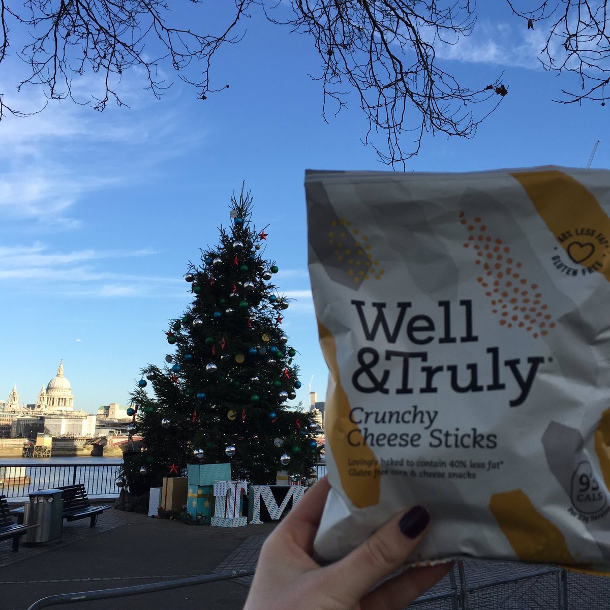 _wellandtruly's tweet photo. London you are looking well and truly winter wonderful today #southbank #lessismoreish #wellandtruly #london #christmastree #feelingfestive https://t.co/Hffnx2yqcF