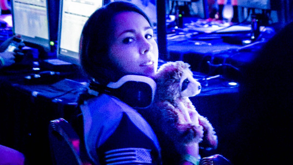 Asivrs's tweet photo. My favorite picture from the event ft. the love of my life Simon #SimonTheSloth @KvotheCS Thanks for the picture xD https://t.co/hehkeCd8or