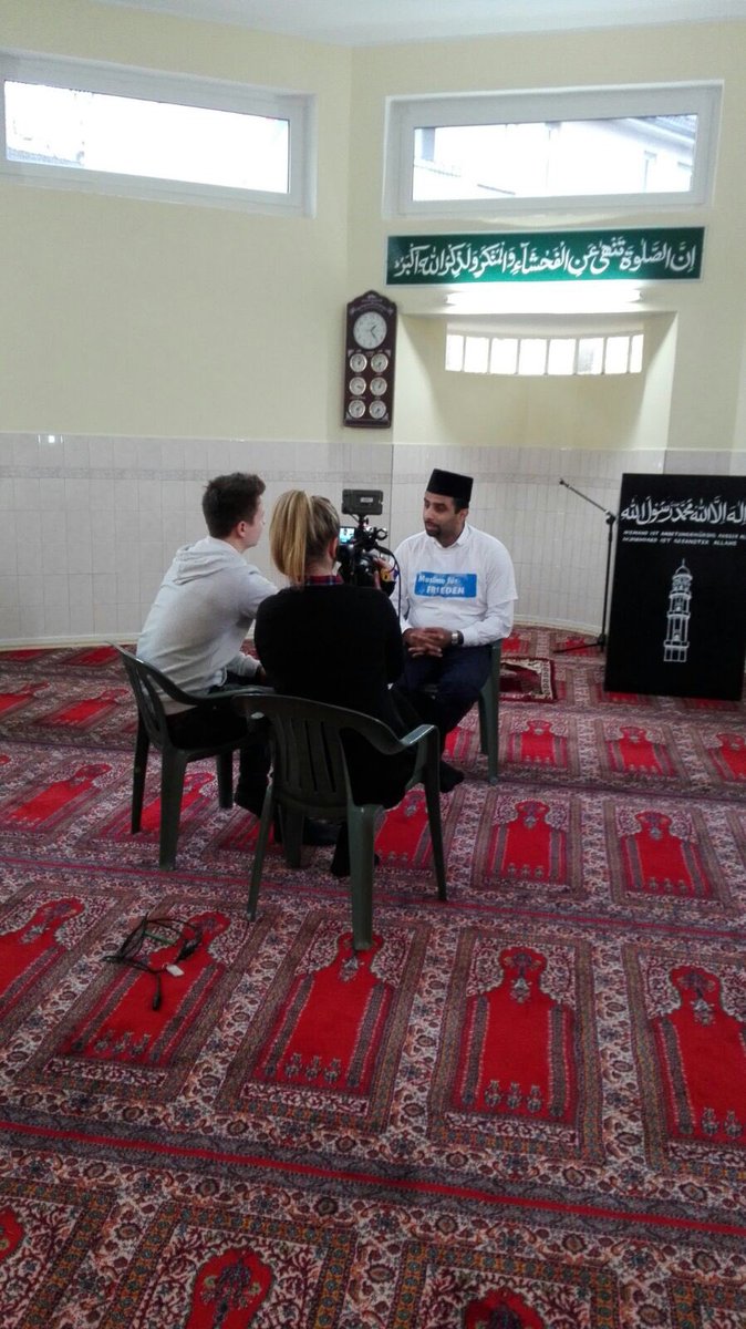 AhmadiyyaJugend's tweet photo. Das Team von @Hamburg1 im Gespräch mit @ata_daud in der
Fazl-e-Omar #Moschee in #Hamburg.

#MuslimeGegenTerror.
#Berlin #Breitscheidsplatz https://t.co/g50qs9CMRC