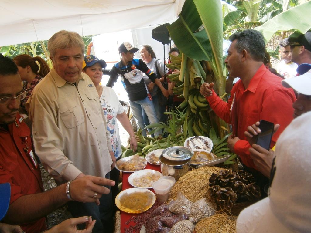 FondesezGBZ's tweet photo. Sector agrícola seguirá siendo fundamental  para el Gobierno Bolivariano del Zulia en 2017 -  https://t.co/C9mqWrGGyi … https://t.co/I4YFTDNWXm