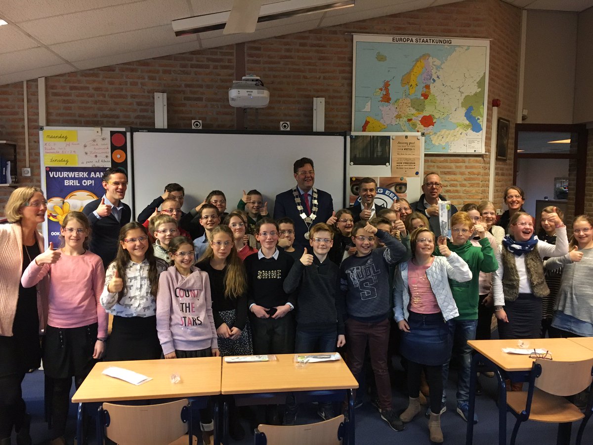 Zojuist heeft <a href="/BurgemeesterNun/">BurgemeesterNunspeet</a> vuurwerkbrillen uitgedeeld aan leerlingen groep 8 van de Ds. C. de Ridderschool. <a href="/Halt_nl/">Halt</a>