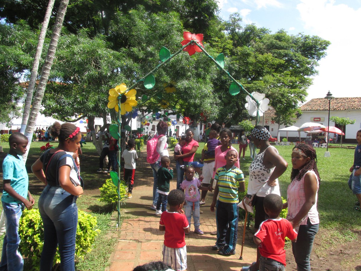 ZonaFrancaCauca's tweet photo. La Zona Franca del Cauca acompaña al @COL_EJERCITO en la entrega de regalos en Caloto Cauca, con el #ProgramaFeEnColombia. https://t.co/DNOwjCvHXg
