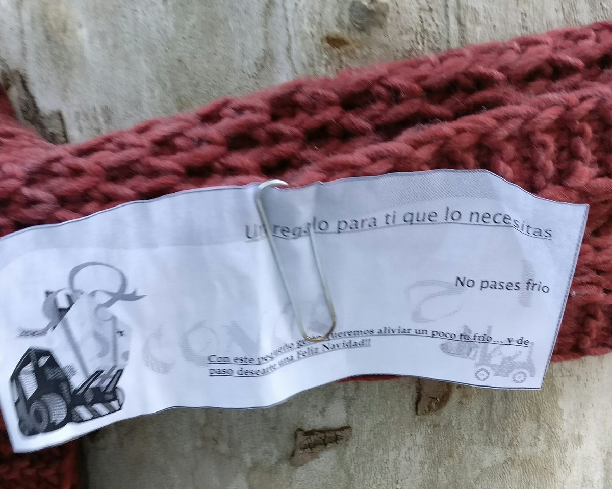 frmat's tweet photo. A BCN es poden veure iniciatives solidàries anònimes com aquesta.
M'agradaria saber quina història hi ha al darrera i qui les farà servir https://t.co/gWUb69z3a1