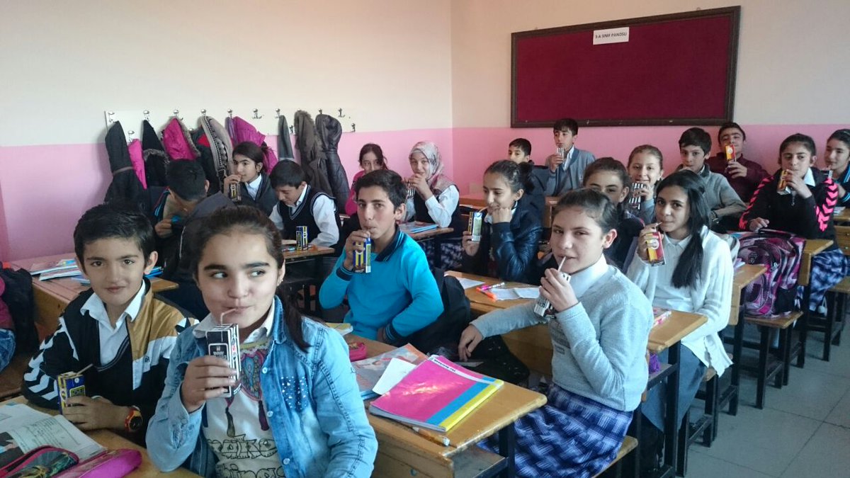 MUZAFFERSANKUR's tweet photo. @Danone_Van teog sınavında öğrencilere Danone Taraftar sütle destek verdik https://t.co/zbWCA30kmB