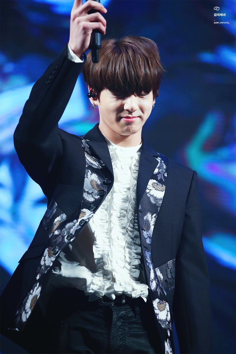 AUNT_POTATO_'s tweet photo. >_<
#정국 #JUNGKOOK #방탄소년단 #BTS https://t.co/R9LaIxSVdR