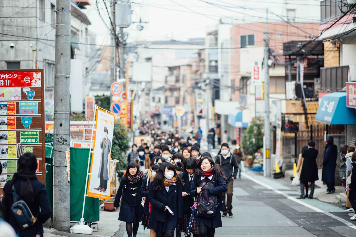 ブームスポーツ編集局 A Twitteren 関西大学は17年度一般入試 センター利用入試 から 紙の願書を廃止するインターネット出願に完全移行する また 千里山キャンパスで受験する受験生を 阪急関大前駅すぐの西門から受験会場に誘導 関大生に大不評の 新通学路