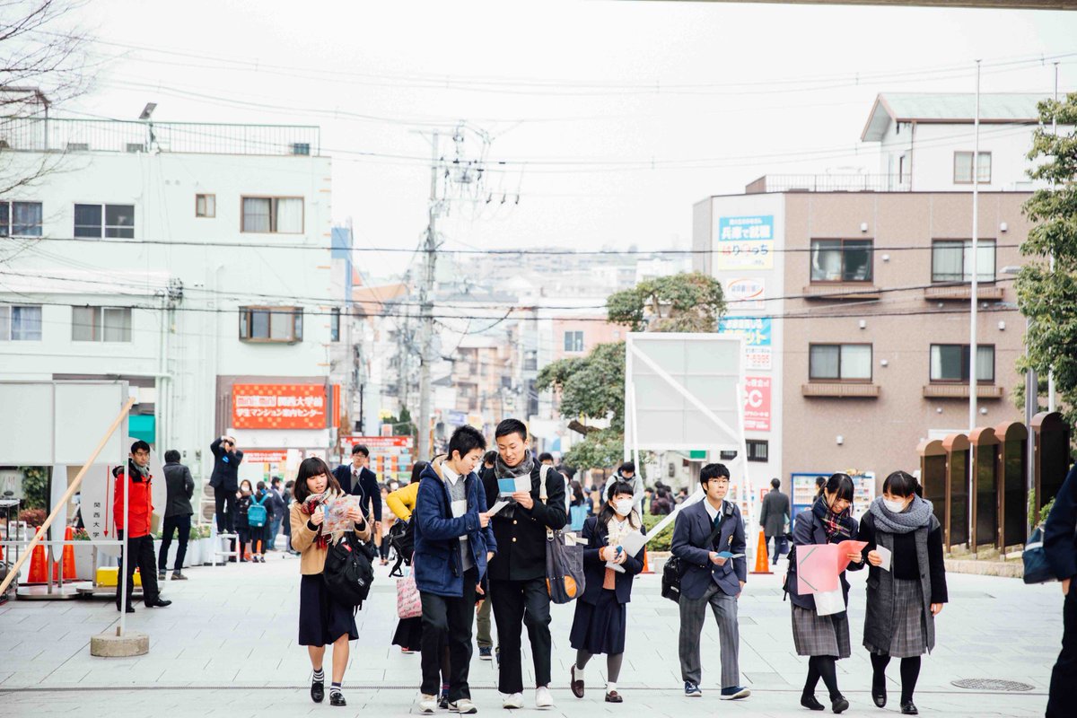 ブームスポーツ編集局 関西大学は17年度一般入試 センター利用入試から 紙の願書を廃止するインターネット出願 に完全移行する また 千里山キャンパスで受験する受験生を 阪急関大前駅すぐの西門から受験会場に誘導 関大生に大不評の 新通学路 定着