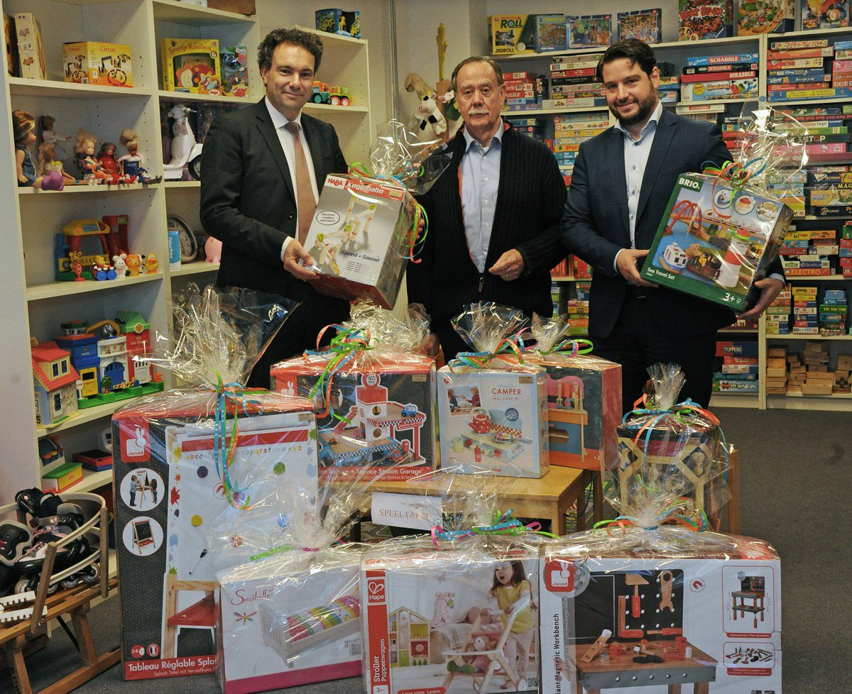 Samen met <a href="/WoonEnergie/">WoonEnergie</a> speelgoedpakket geschonken aan speelgoedbank #Sokkertante ihkv #energieproject voor huurders bit.ly/2ifv0O4