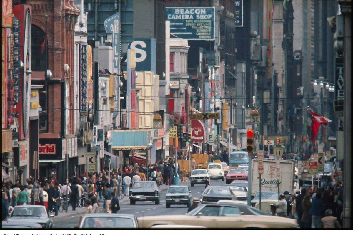 blogTO's tweet image. Throwback to the confident beauty of #Toronto streets in the 1980s bit.ly/2hvhi5N #TBT