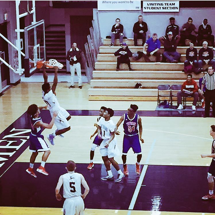 KeyLifeHoops's tweet photo. Look Out Below!! @youngoch Is in the Buildingππ₯π #OakParkBB #KeyLifeHoops ππ https://t.co/mWF4mBHPwJ