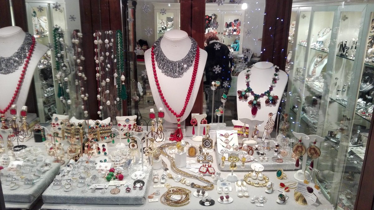 LeGioie1's tweet photo. Dai che manca poco!!🎄🎁🎅💍🔔
Vi aspettiamo x i vostri regali speciali!
#vialata,#Ancona,#bijoux,#regali,#Natale2016,#Christmas https://t.co/Jus34UKIA3