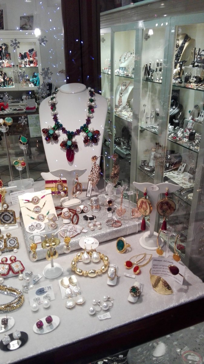 LeGioie1's tweet photo. Dai che manca poco!!🎄🎁🎅💍🔔
Vi aspettiamo x i vostri regali speciali!
#vialata,#Ancona,#bijoux,#regali,#Natale2016,#Christmas https://t.co/Jus34UKIA3
