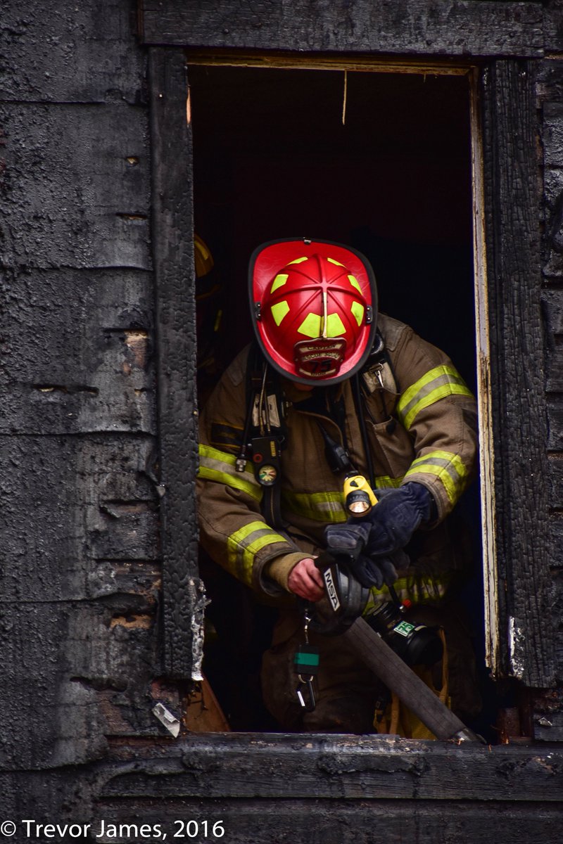 jamesweblabs's tweet photo. Antietam Dr. house fire, Hagerstown, MD, 12-21-16. @HFDNews @HeraldMailNews @DCFDRescue3 @MFRI_UMD @ffshifflett https://t.co/Lyma4lzmoz