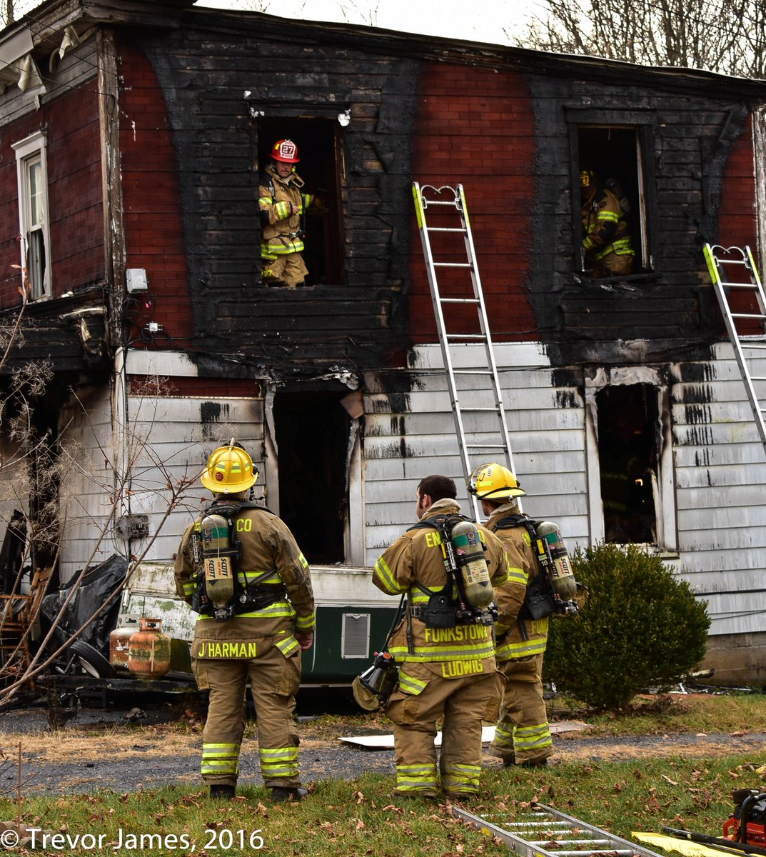 jamesweblabs's tweet photo. Antietam Dr. house fire, Hagerstown, MD, 12-21-16. @HFDNews @HeraldMailNews @DCFDRescue3 @MFRI_UMD @ffshifflett https://t.co/Lyma4lzmoz