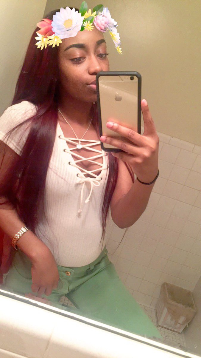 thugginrondaa's tweet photo. 👅💖 https://t.co/0lVOvDrX0Q