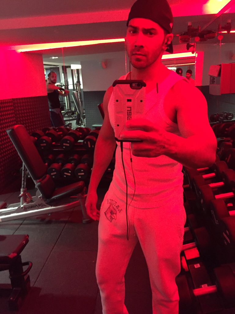 Varun_dvn's tweet photo. It's all gone red. #gottatrain https://t.co/EiI62z38TQ