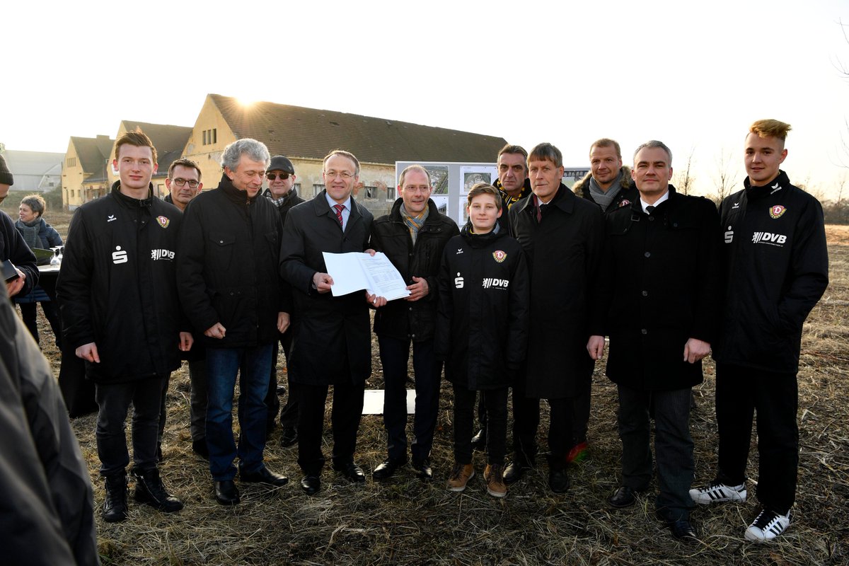 DynamoDresden's tweet image. „Wir bedanken uns beim Freistaat &amp;amp; der Stadt.“ Sportminister übergibt Fördermittel für #Trainingszentrum: bit.ly/2ijDYWE #sgd1953