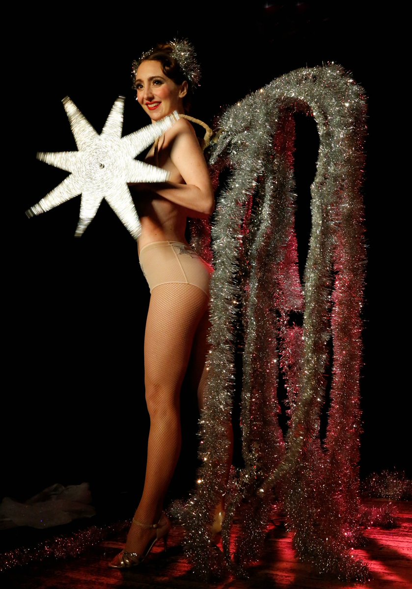 SdOrgeBurlesque's tweet photo. @Thom_astro sur terre on fait ce qu'on peut pour se rapprocher des étoiles 💫#showgirlforspace #watchthestars https://t.co/wI3AzxYzIj