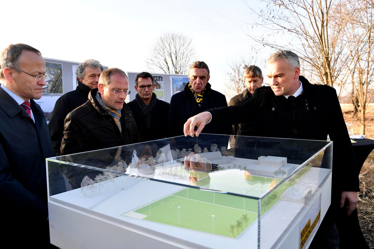 DynamoDresden's tweet image. „Wir bedanken uns beim Freistaat &amp;amp; der Stadt.“ Sportminister übergibt Fördermittel für #Trainingszentrum: bit.ly/2ijDYWE #sgd1953
