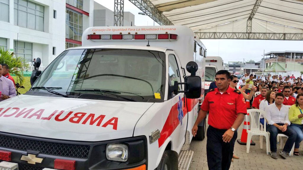 ECU911PVO's tweet photo. Caravana de la esperanza llega al #ECU911. Migrantes ecuatorianos en Canadá entregaron su esfuerzo a las zonas afectadas. #AmbulanciasManabí https://t.co/IGeZvbvmgp