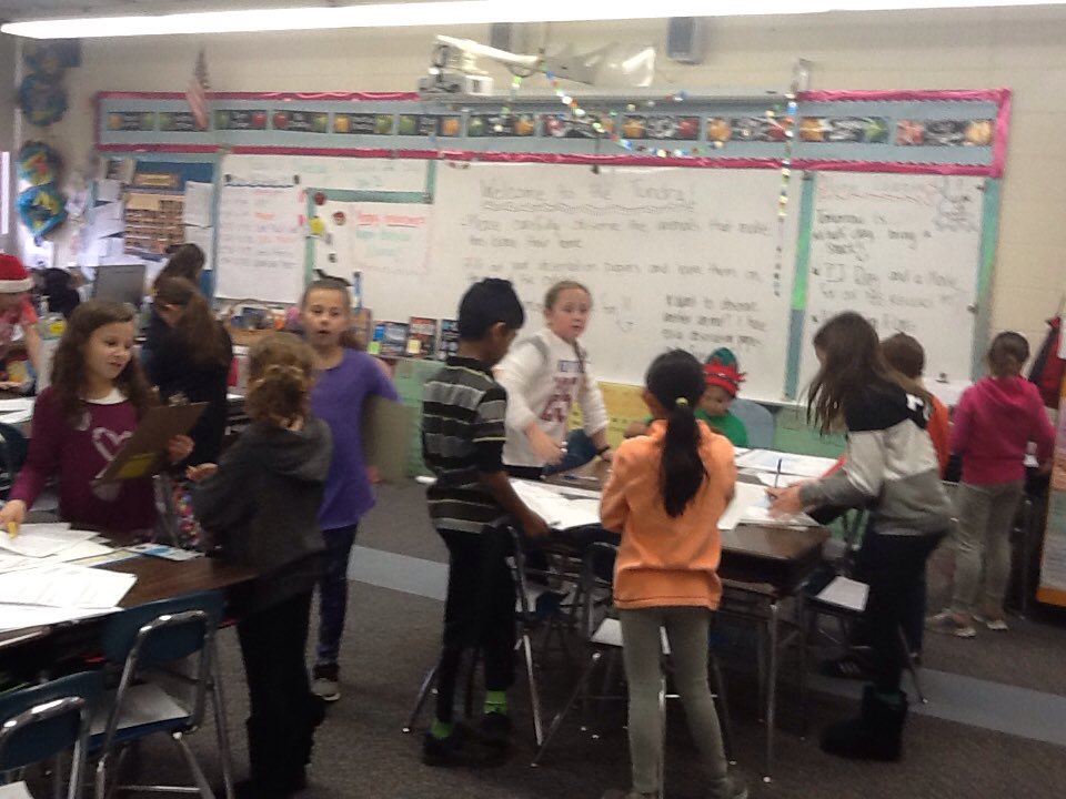 RomanowskiCRAS's tweet image. Student scientists observing the NEW animals of the tundra #learningstudios