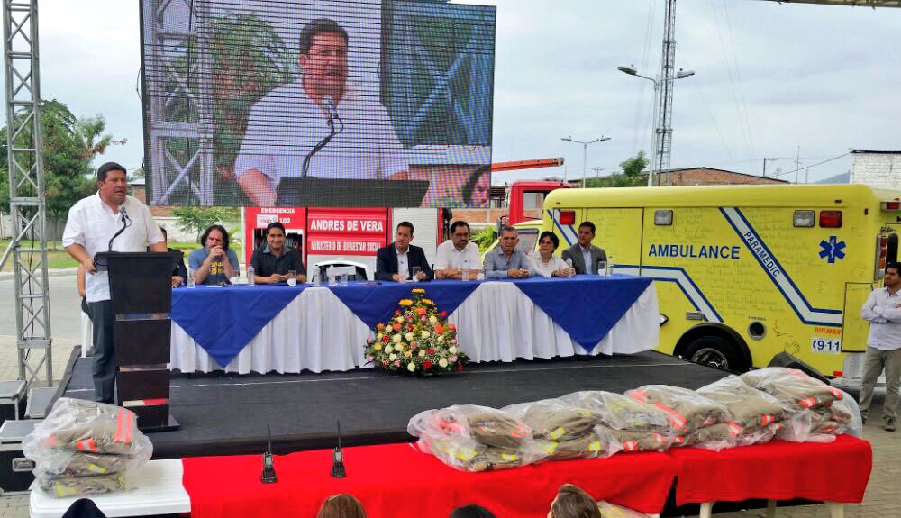 ECU911PVO's tweet photo. Ministro Coordinador de Seguridad @navasveracesar "Vamos a mejorar la calidad de atención con esta entrega". #AmbulanciasManabí https://t.co/b7tMqKoFIR