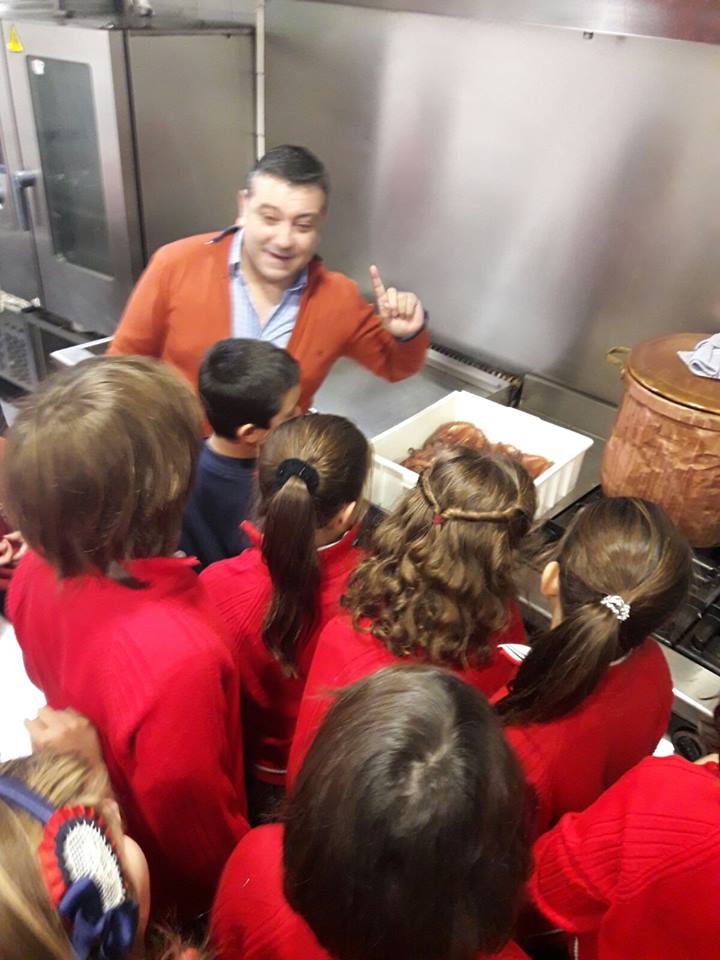 ColegioJoyfe's tweet photo. Alumnos de Cocina han visitado con @Nacho_Sandoval
#innovacioneducativa #Joyfe #curso2016
@MadridEngancha @Saboreandolavid @PulpoPasion https://t.co/kW736q30nr