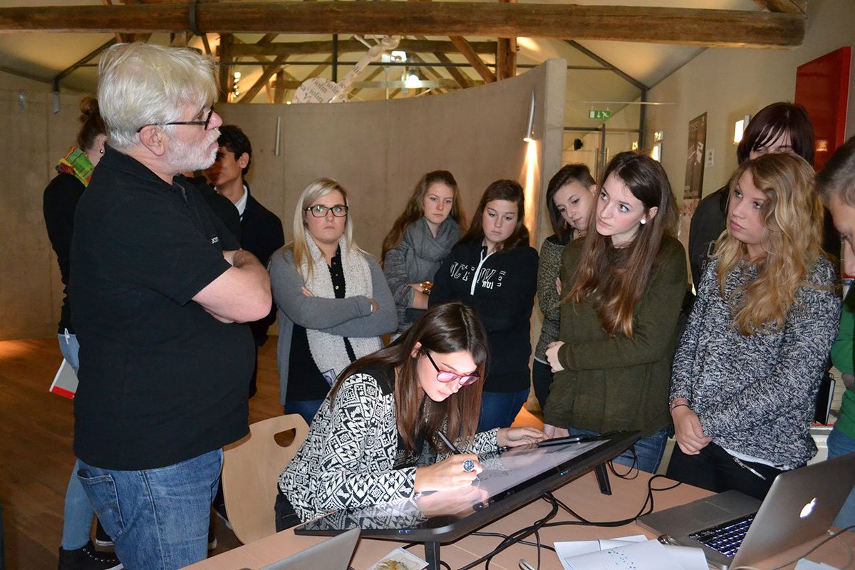conceptartarlon's tweet photo. Souvenir de l'évènement concept art, ici @jeanluctouillon expert #wacom en atelier avec les étudiants de @ICALibramont en 2015 https://t.co/J5VHocyzLx