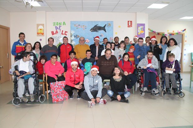 La diputada provincial de Deportes, Ángeles Martínez, ha visitado el Centro Ocupacional 'Casa Tejá' con la selección española de triatlón