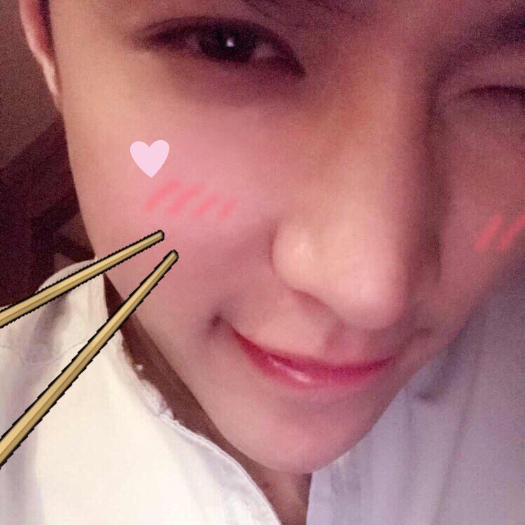 xingmochi's tweet photo. he has the cutest selfies #张艺兴 https://t.co/ydjRAMJ7aL