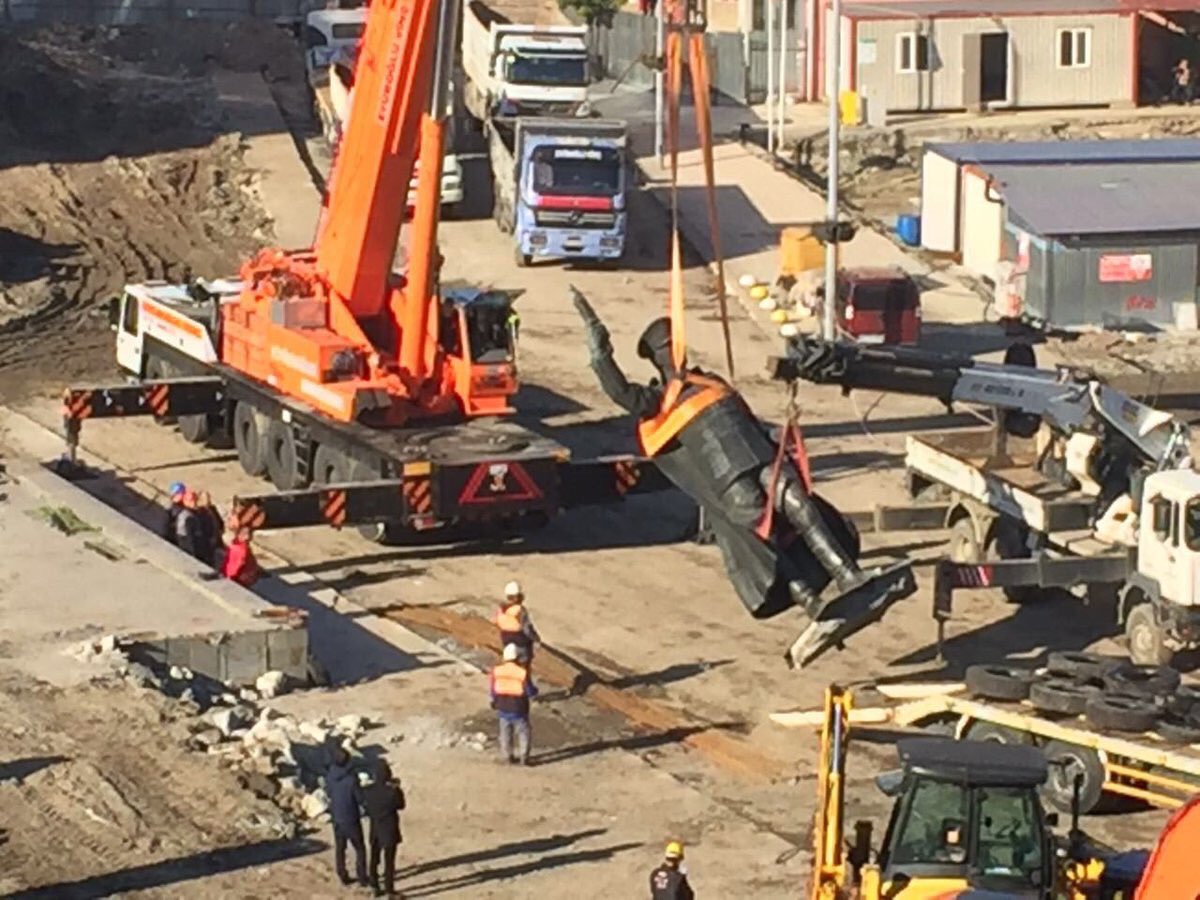 O heykeli taşıyan iş makinalarını iyi muhafaza edin. İleride lazım olacak, bir şey deneyeceğiz...