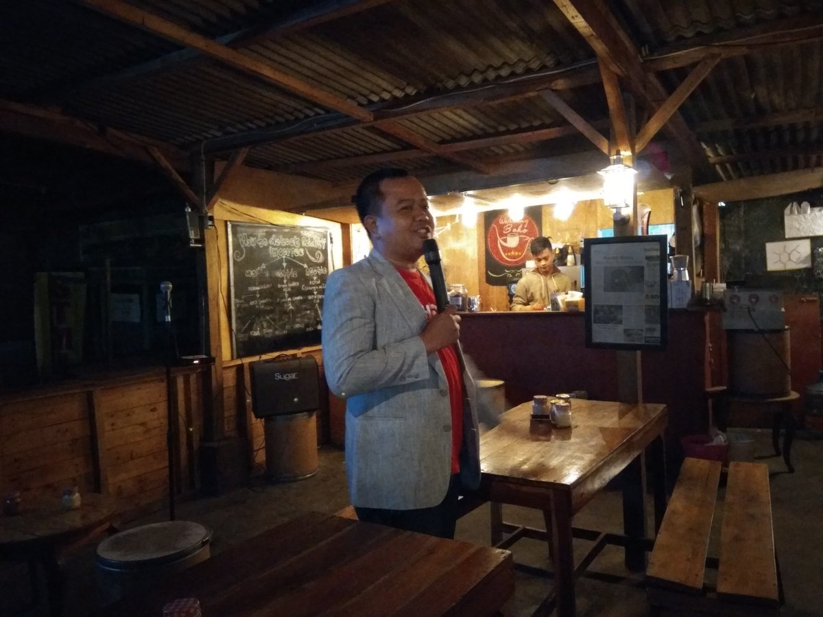 StandupUIN_SGD's tweet photo. Comic terakhir di #OpenMicUIN, seseorang yang hidupnya selalu jongjon, @h_burhanudin! π https://t.co/Y54CESKa0R