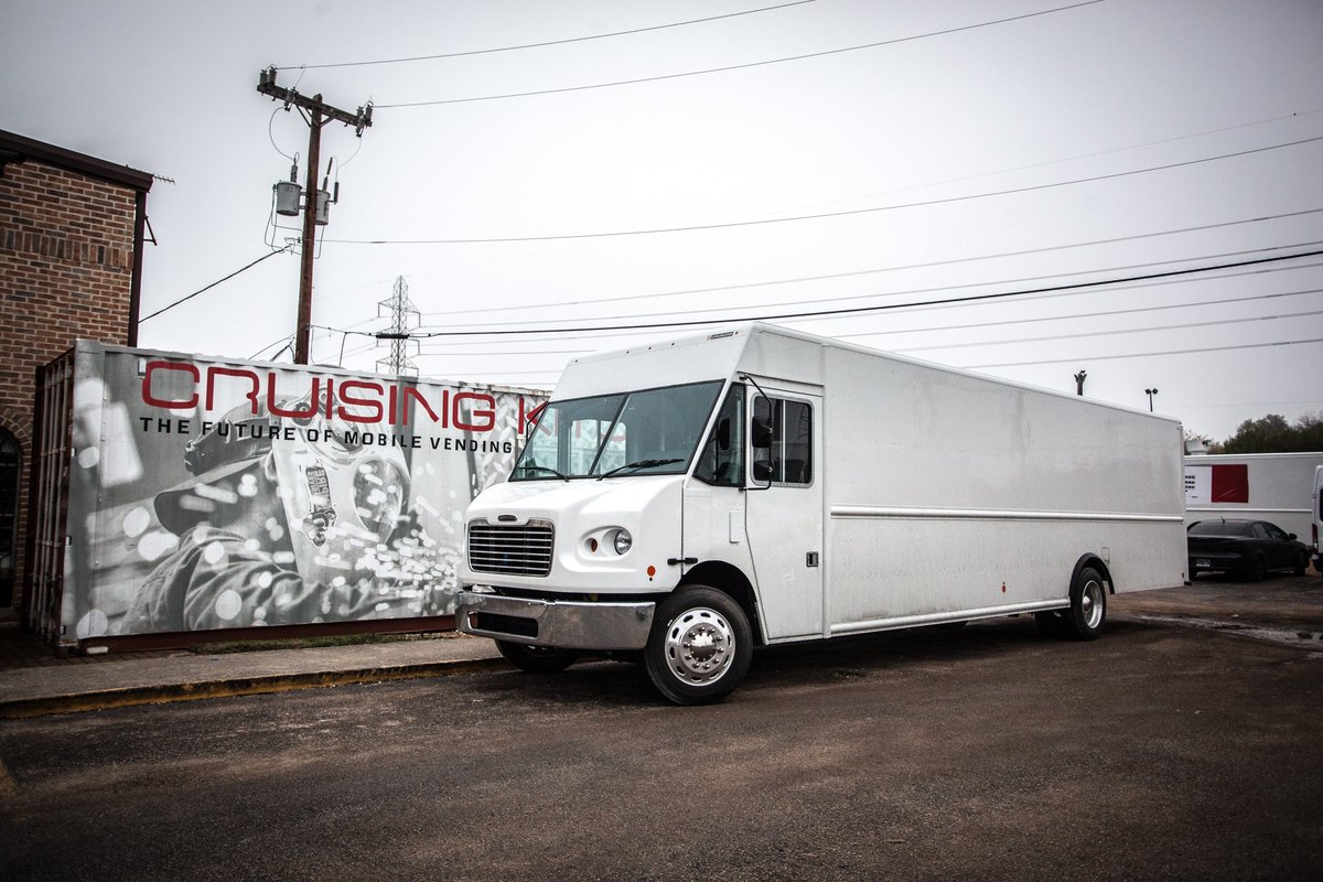CruisinKitchens's tweet photo. 30 ft Truck! #CruisingKitchens #CruKitBuilt https://t.co/TJlzJp7ZtU