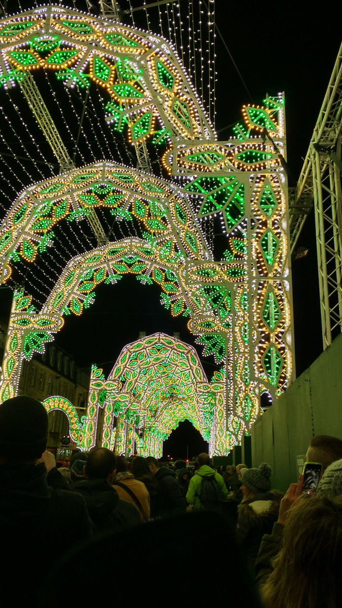 portybelle's tweet photo. Beautiful festive lights and music. Glad it was dry after such a wet day! @Edxmas #streetoflight @EdXmasSOL https://t.co/9zLZ2nabyg