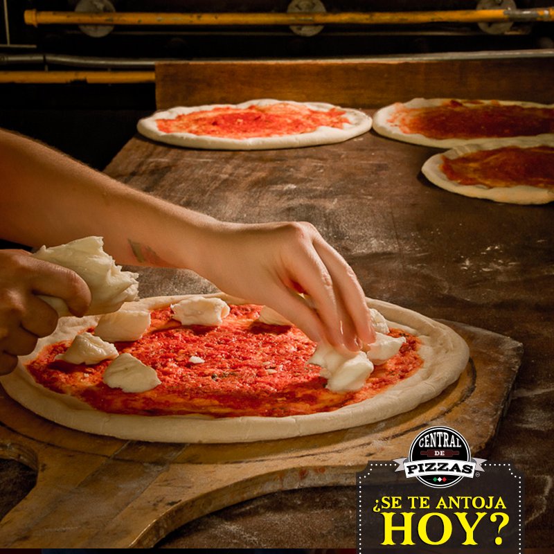 Al realizar nuestras pizzas ponemos toda dedicación. 😍🍕