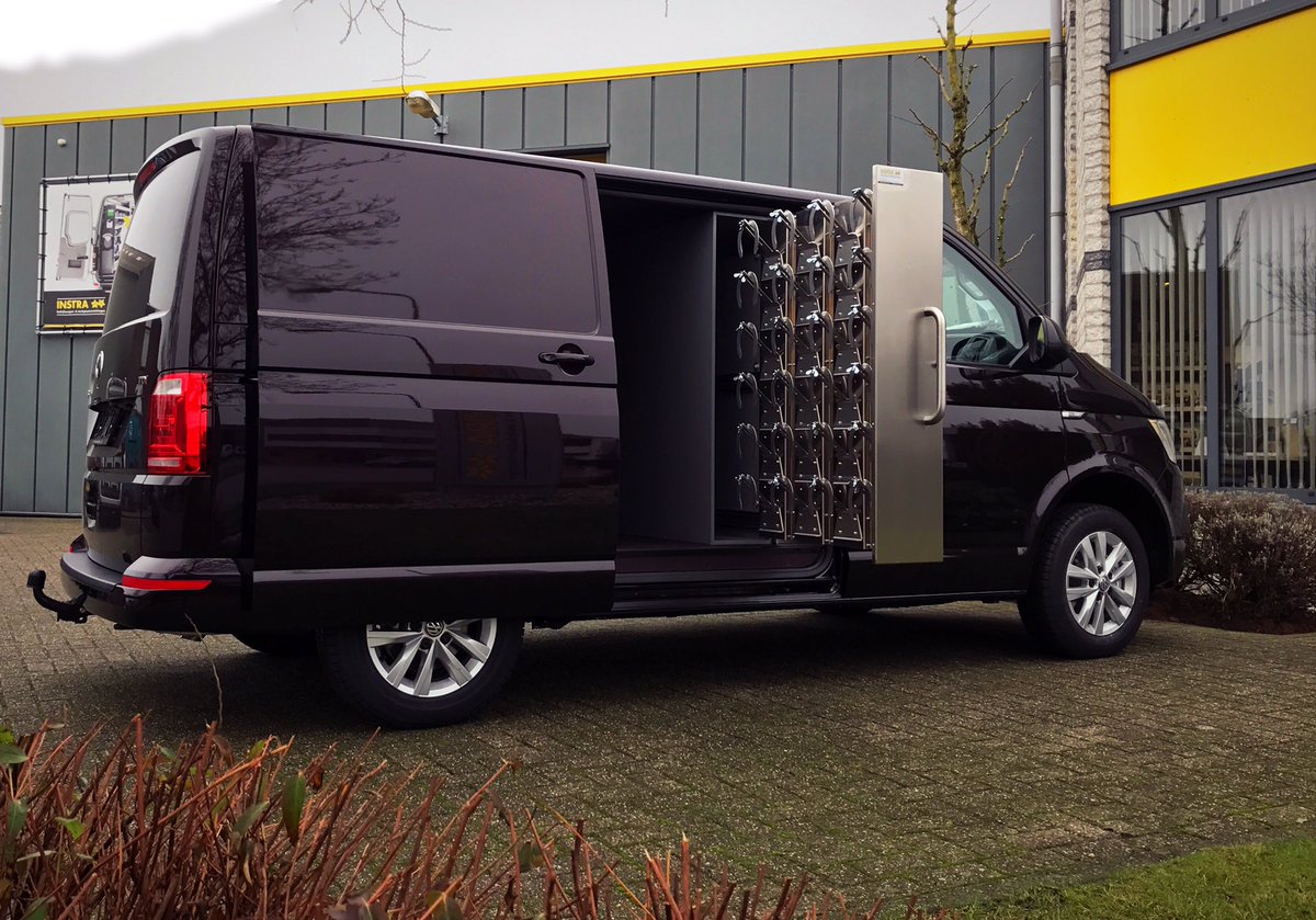 Wat een plaatje, VW T6 met inbouw voor een hoefsmid. 
Deels overgebouwd interieur, aangevuld met nieuwe items als Instra Hoefijzerrek.