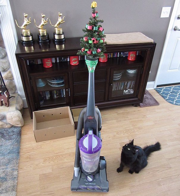 ペットからクリスマスツリーを守るべく飼い主達が考えたアイデアがどれもこれも天才的すぎて笑い止まらず Togetter