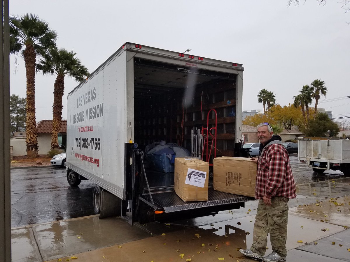 clarkcountybar's tweet photo. Brrr! It's cold outside! Today we helped @LVRescueMission to #blanketthehomeless #communtyservice https://t.co/envVF8SsQa