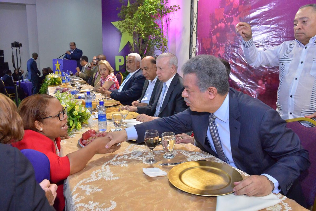 LeonelFernandez's tweet photo. En el almuerzo navideño con la dirigencia del PLD del Gran SD. Además de disfrutar con compañeros de partido, evaluamos el porvenir. https://t.co/asnkdpSbOh